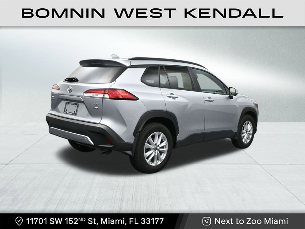 Used 2024 Toyota Corolla Cross LE image 5