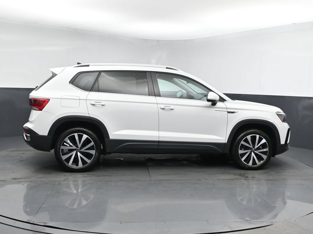 Used 2024 Volkswagen Taos SE FWD image 3