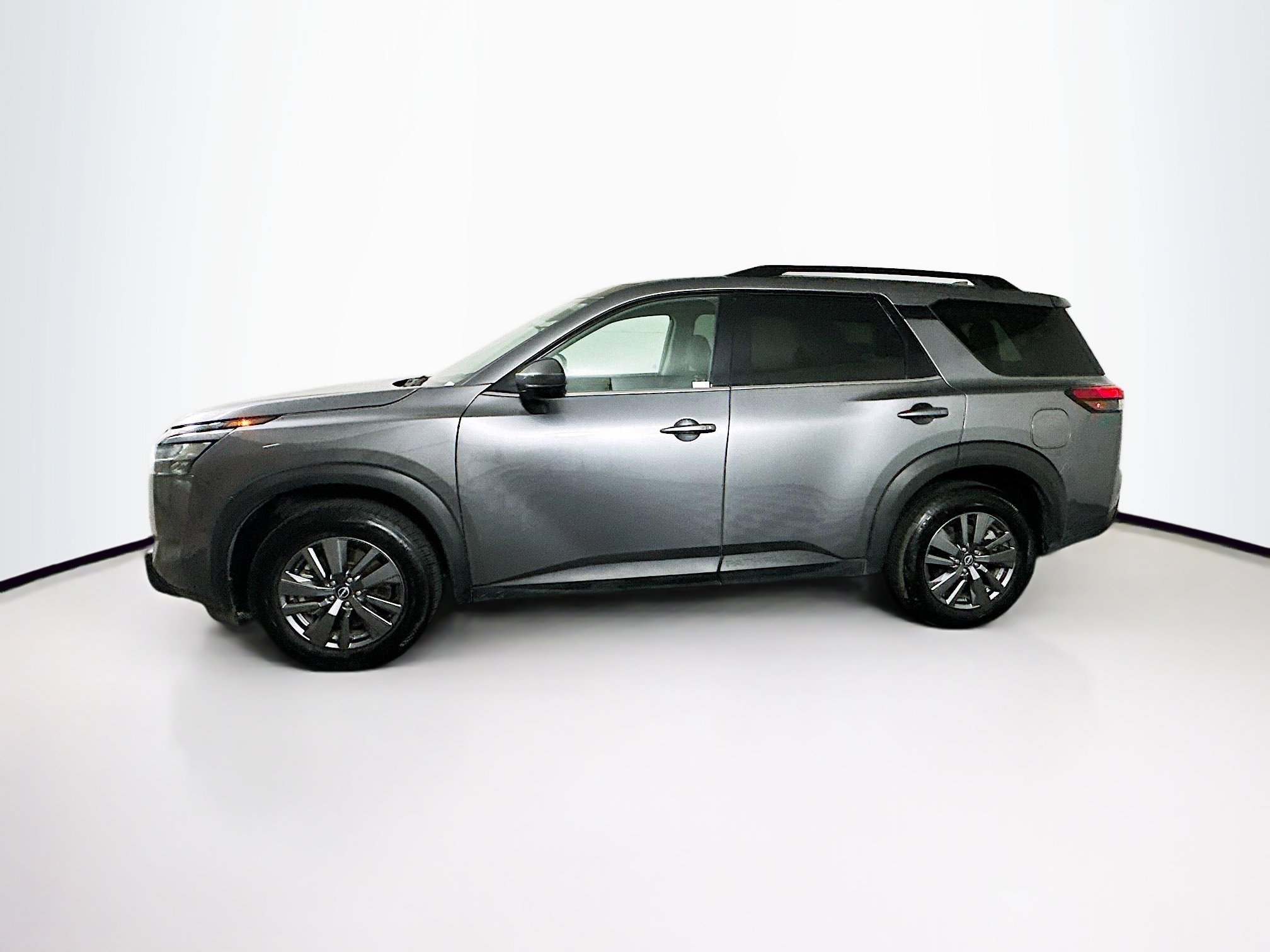 Used 2025 Nissan Pathfinder SV image 4