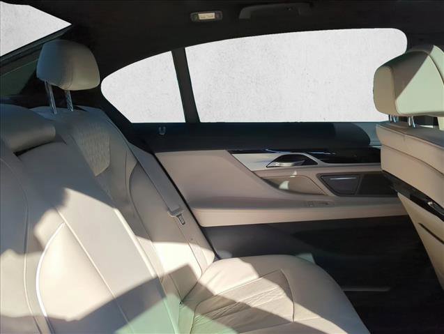 Used 2019 BMW 750i w/ M Sport Package image 17