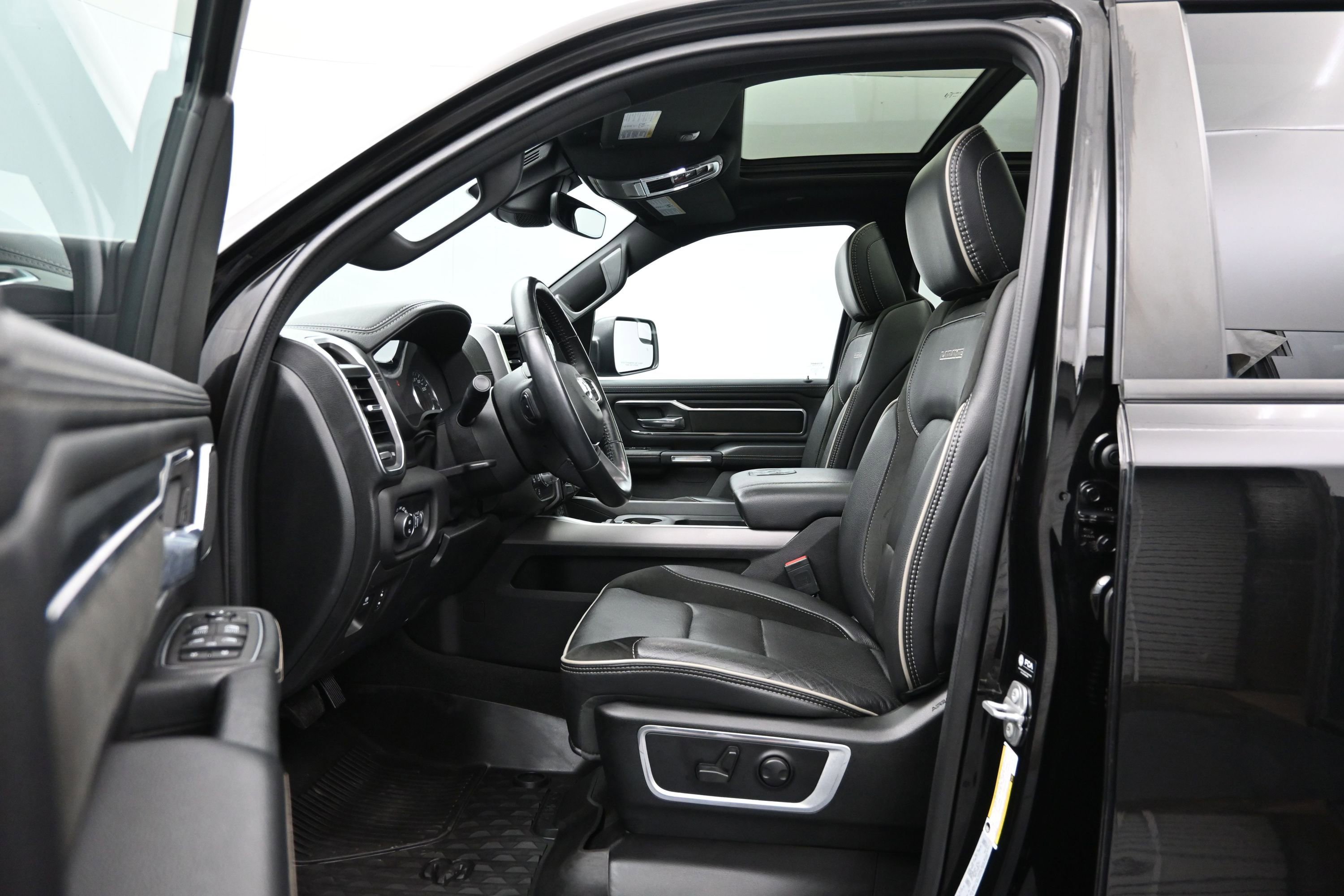 Used 2023 RAM 1500 Laramie AWD/4WD image 9
