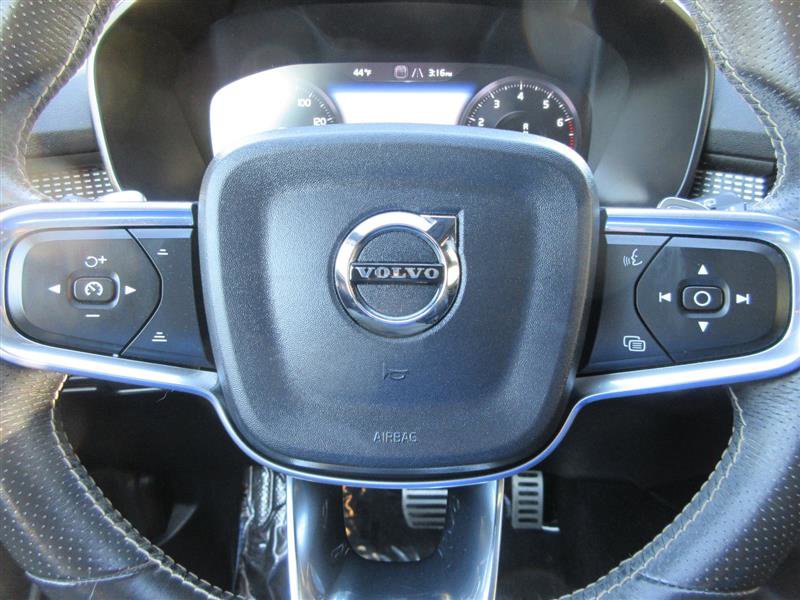 Used 2019 Volvo XC40 T4 R-Design image 13