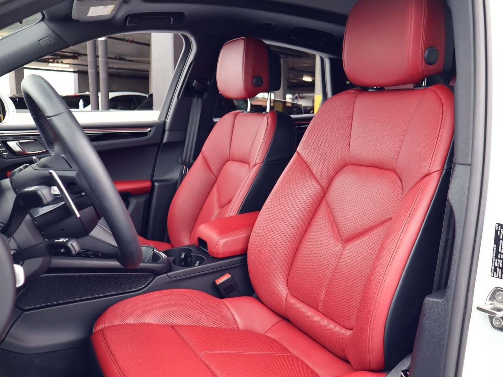 Certified 2025 Porsche Macan AWD/4WD image 5