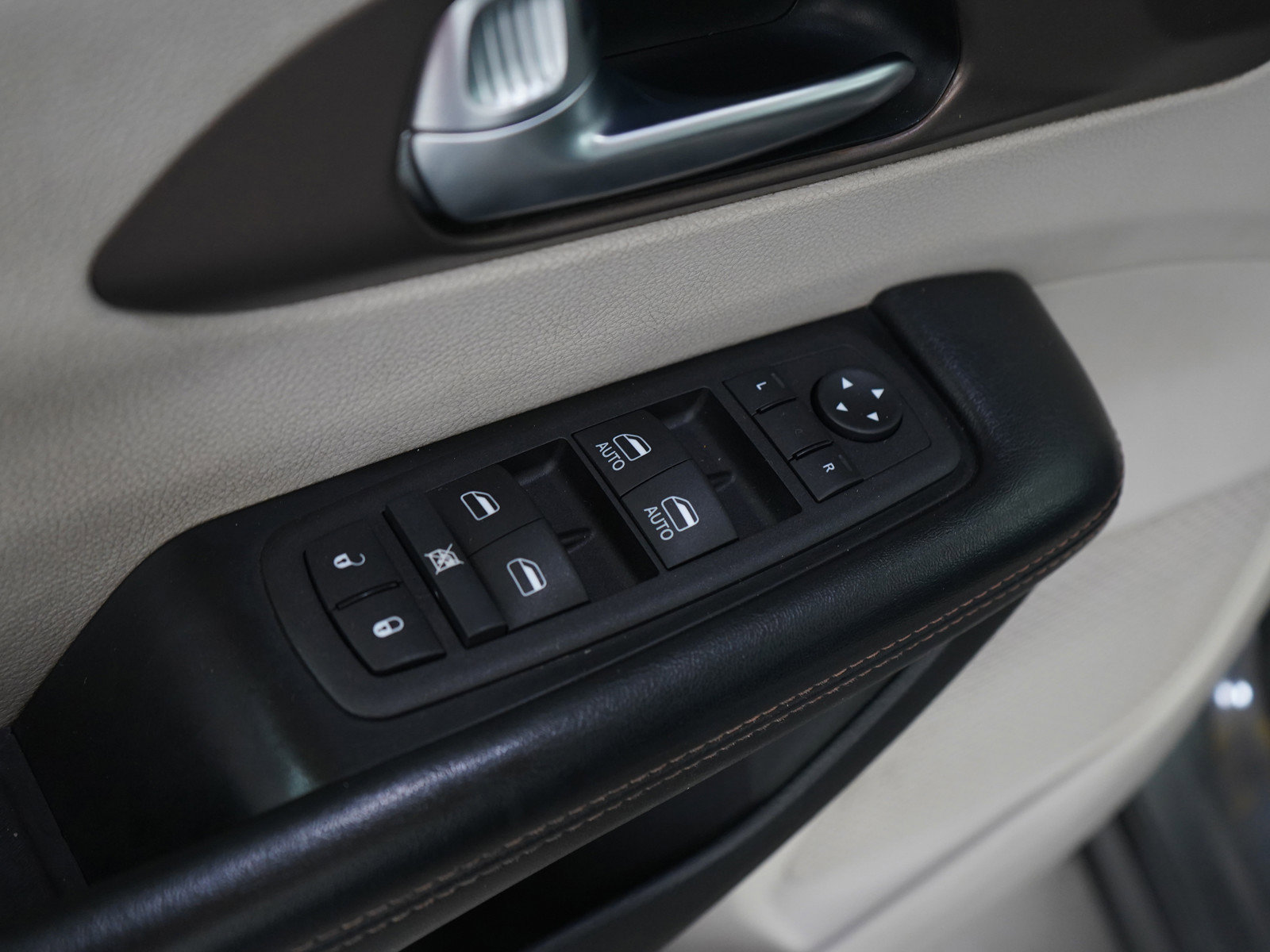 Used 2019 Chrysler Pacifica Touring-L image 22