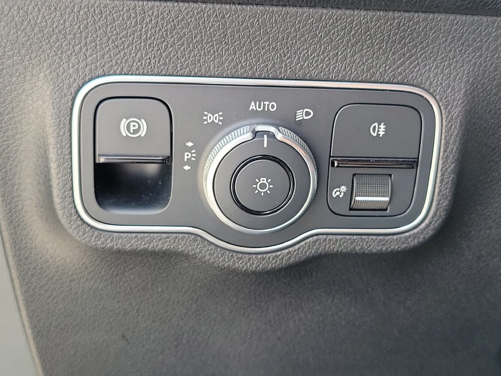 Used 2023 Mercedes-Benz EQB 300 4MATIC image 30