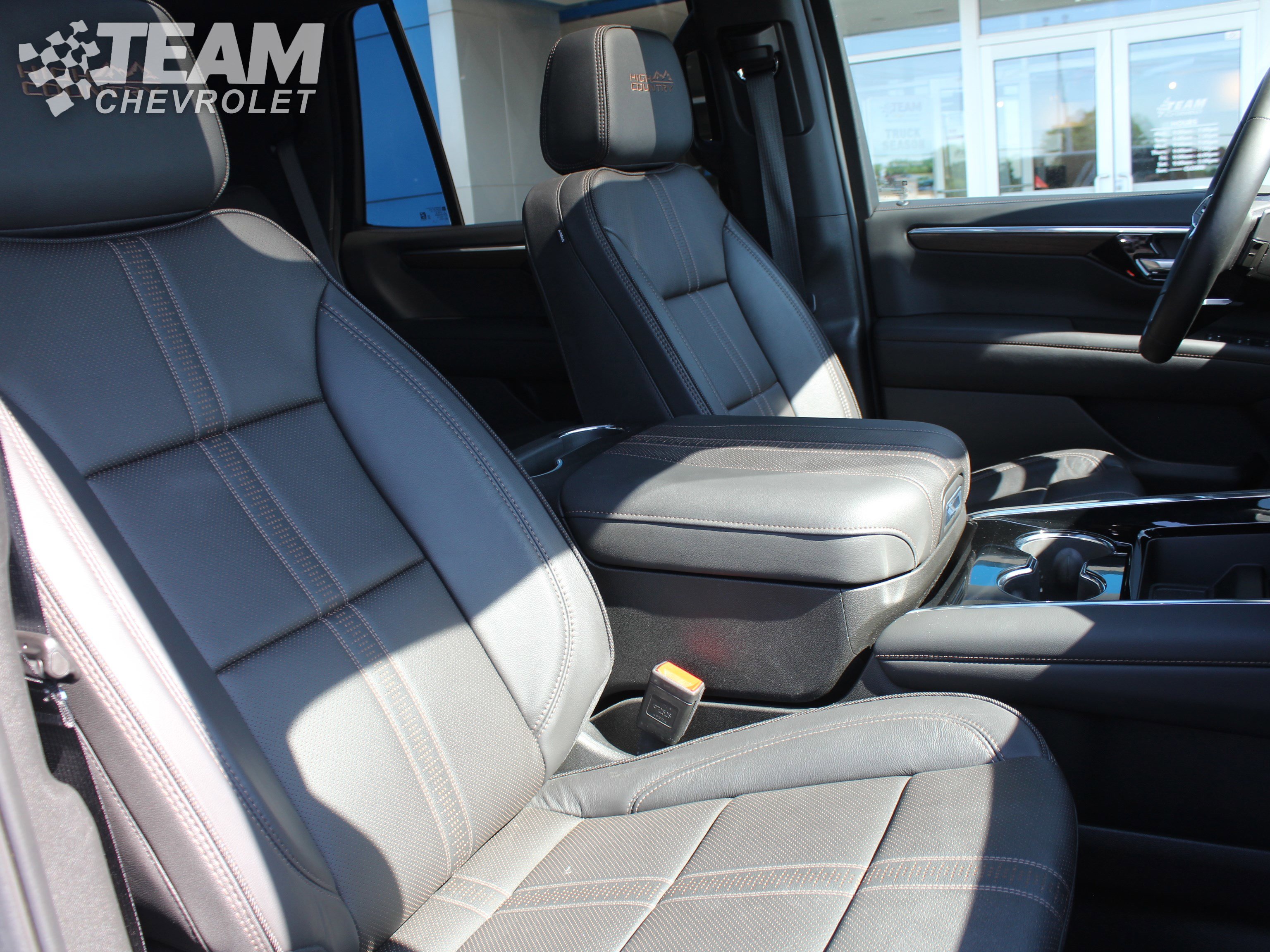 Used 2025 Chevrolet Tahoe High Country AWD/4WD image 32