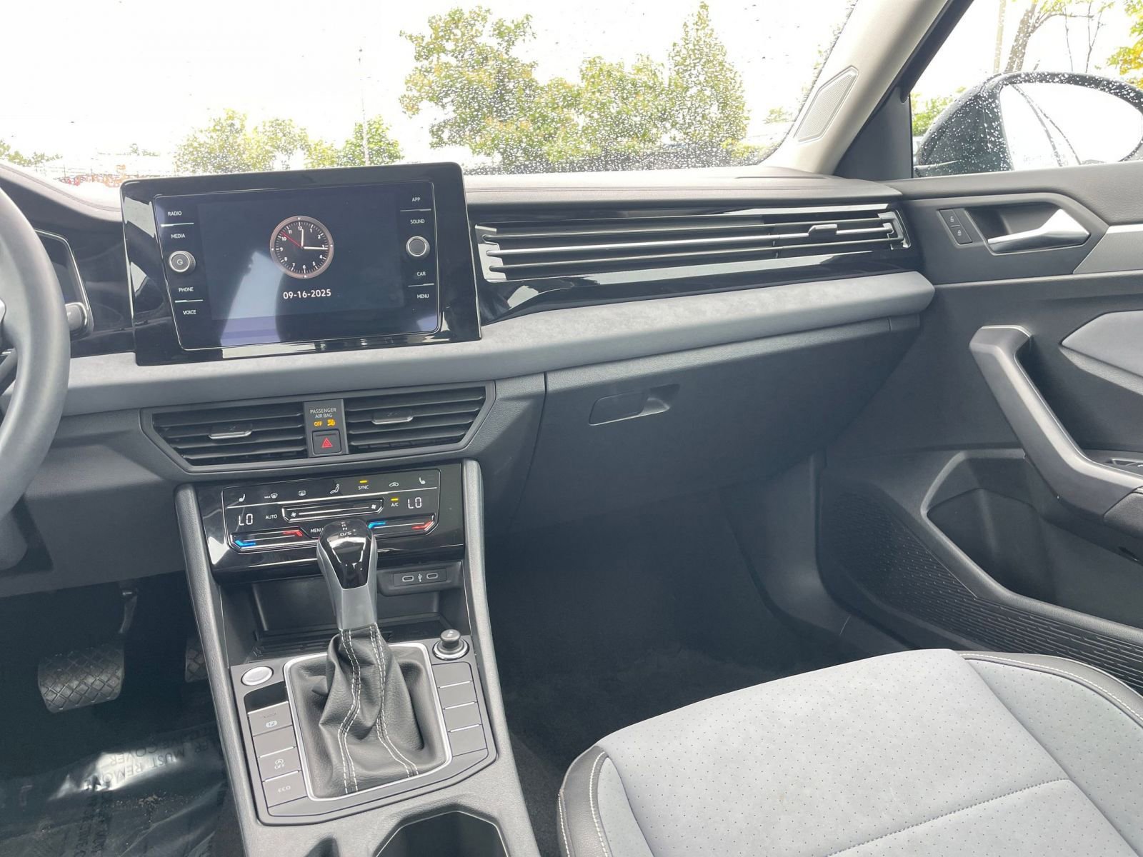 Used 2025 Volkswagen Jetta SE image 35