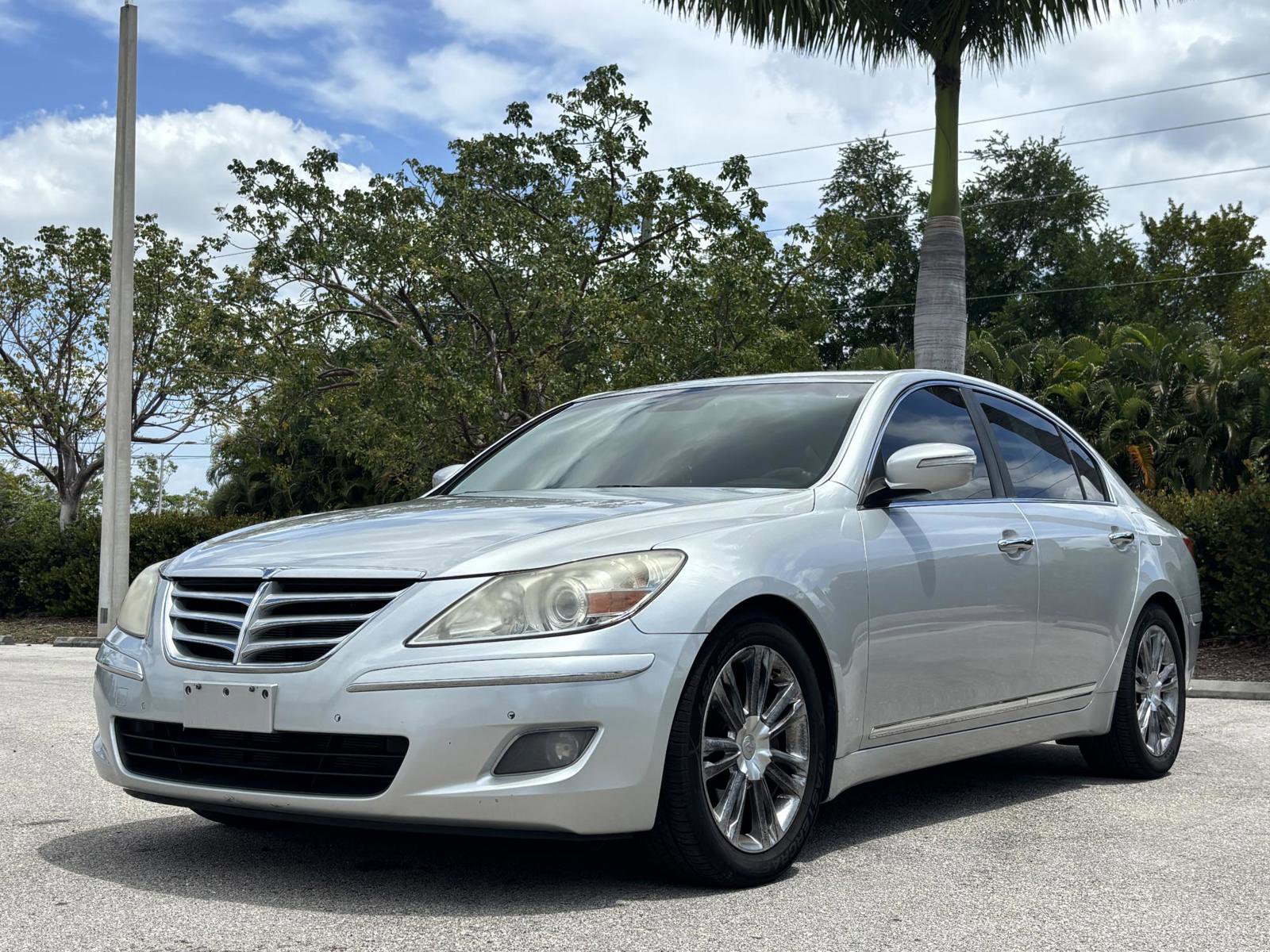 Used 2009 Hyundai Genesis 4.6 w/ Technology Pkg 5 RWD image 2