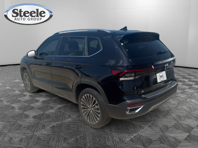 New 2025 Volkswagen Taos SE FWD image 2
