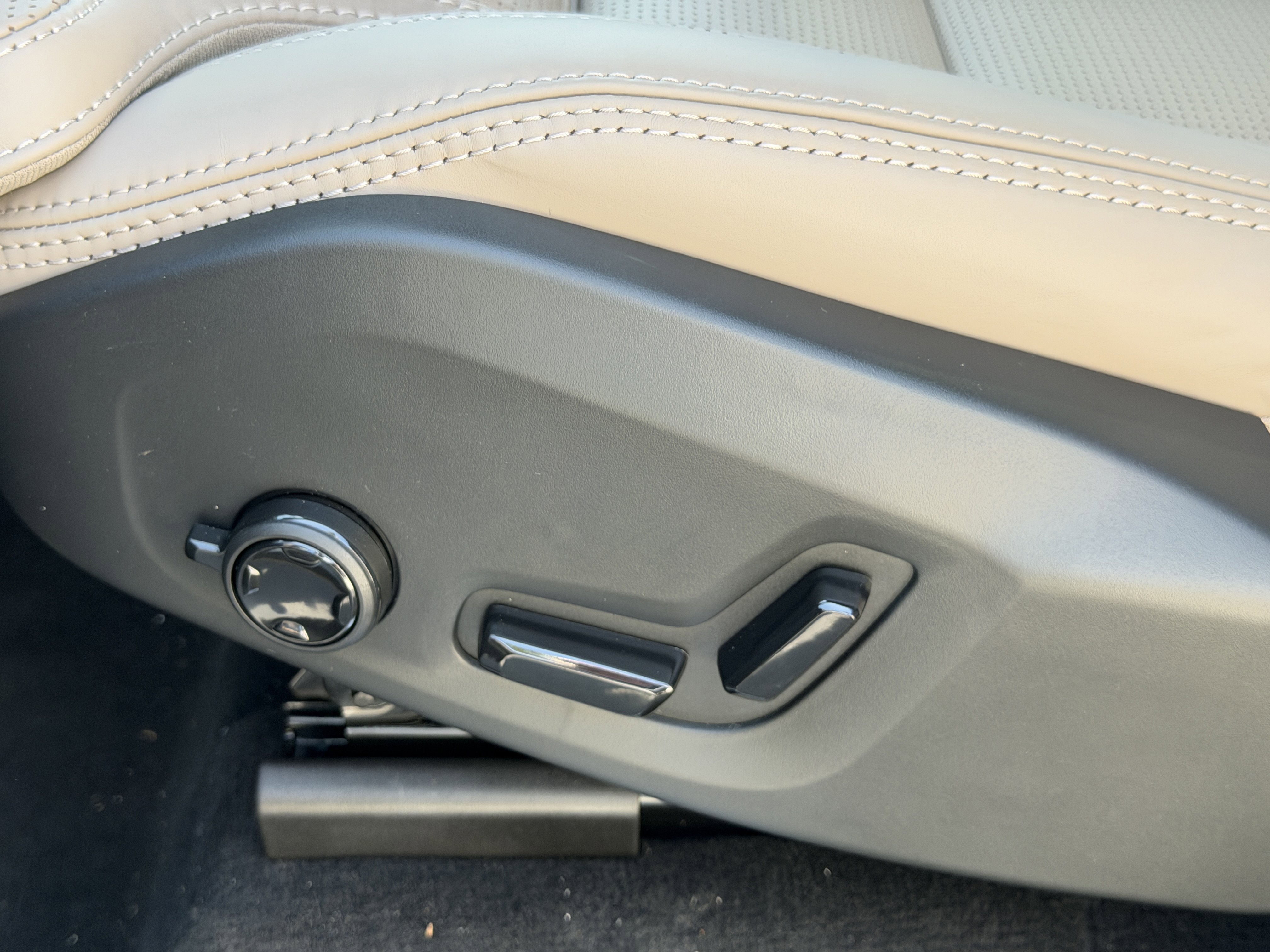 New 2026 Volvo XC90 T8 Ultra w/ Protection Package image 18