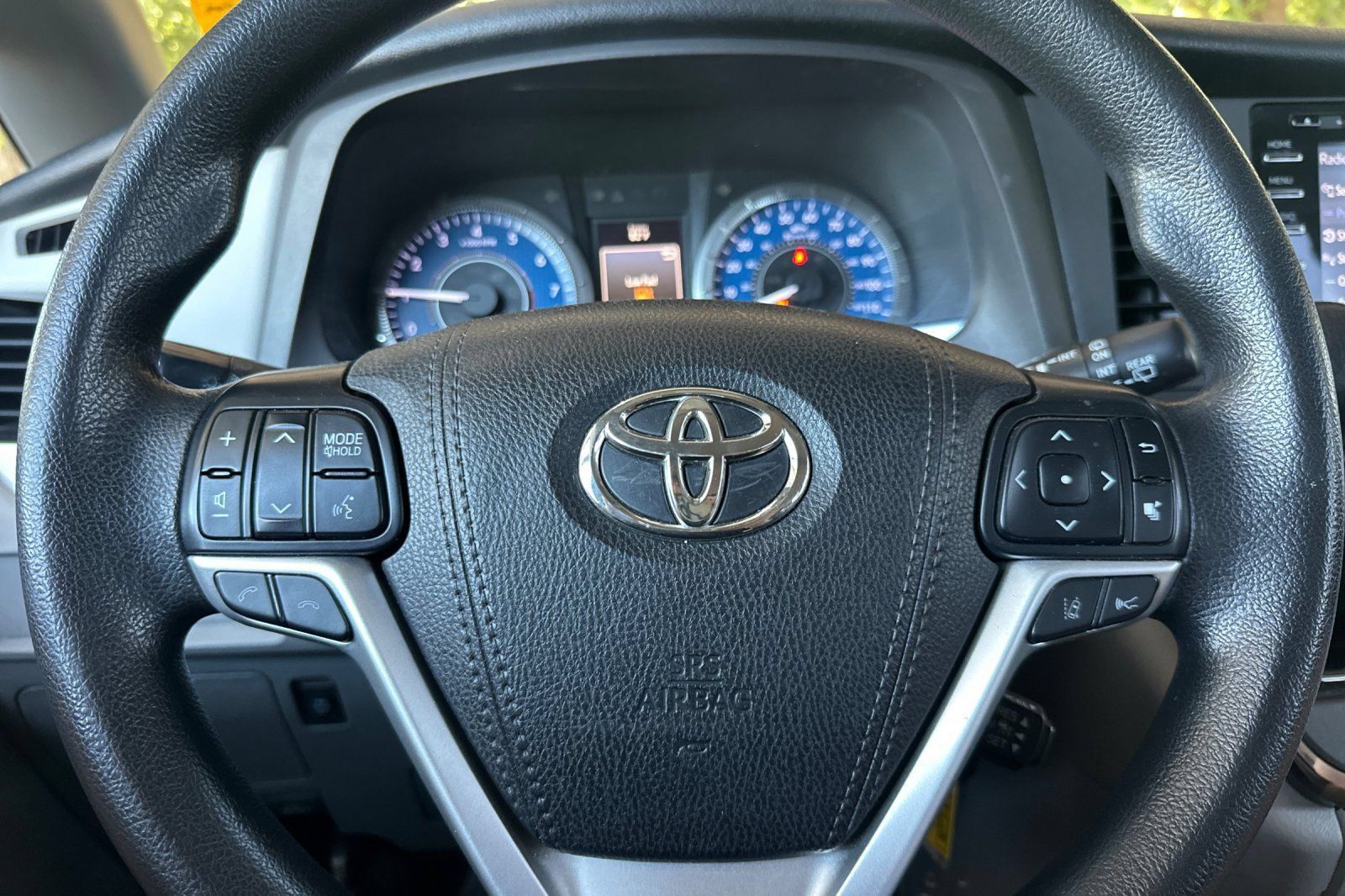 Certified 2018 Toyota Sienna LE w/ Carpet Mat Package FWD image 26