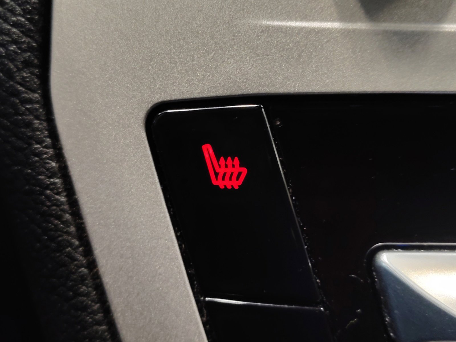 Used 2024 Ford Explorer XLT w/ Equipment Group 202A AWD/4WD image 3