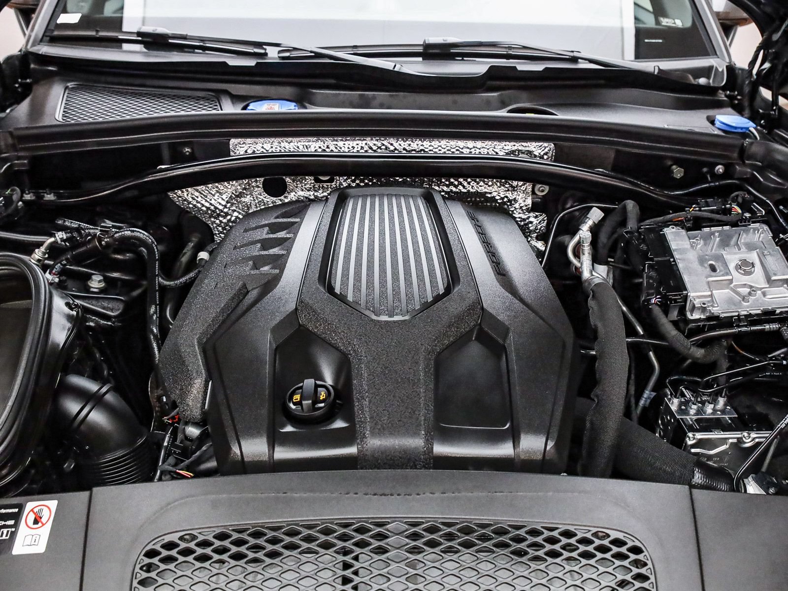 Certified 2025 Porsche Macan Turbo AWD/4WD image 30