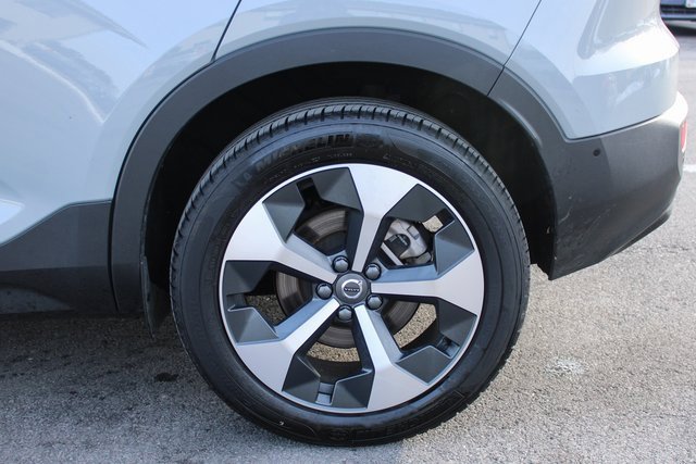 Used 2025 Volvo XC40 B5 Plus image 36
