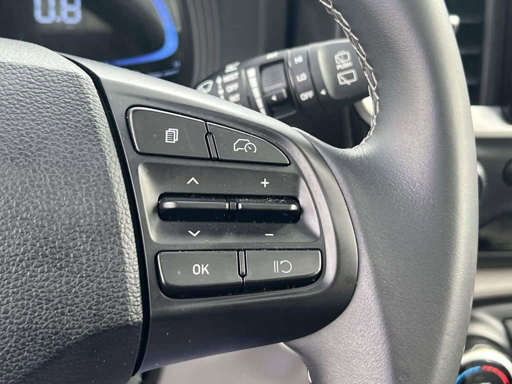 Certified 2025 Hyundai Venue SEL image 23