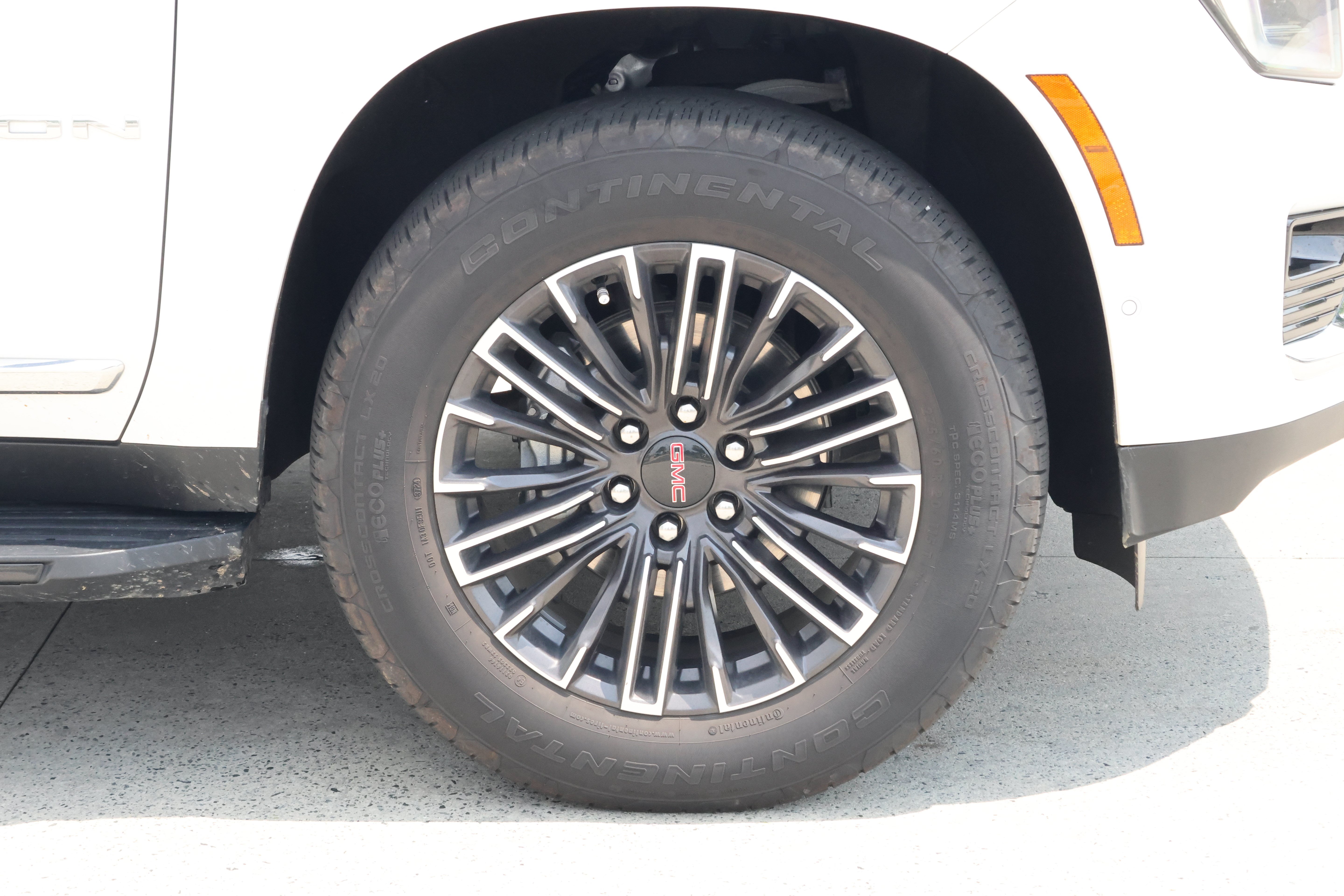 Used 2025 GMC Yukon Elevation AWD/4WD image 11