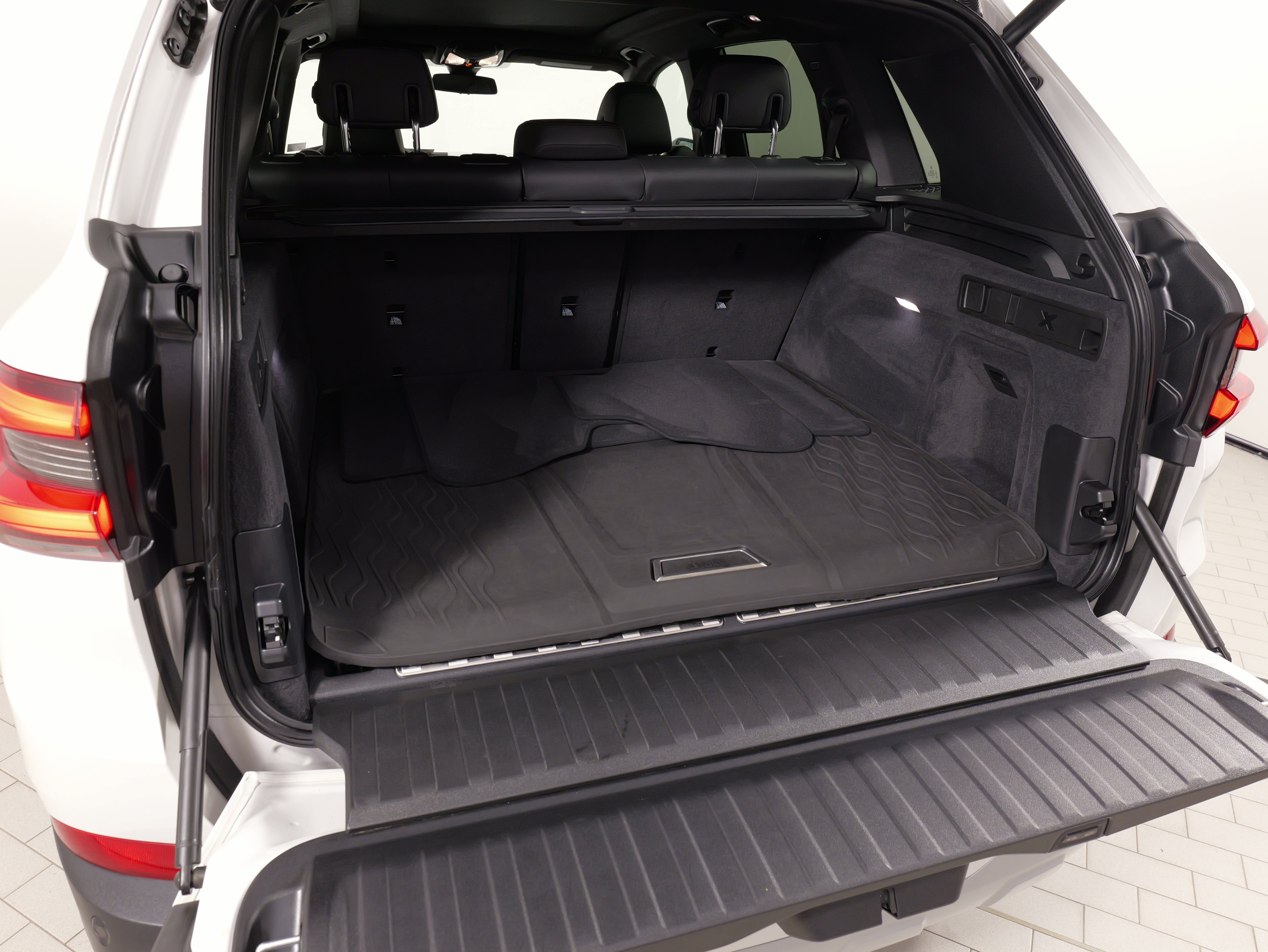 Used 2022 BMW X5 xDrive45e w/ Parking Assistance Package AWD/4WD image 55