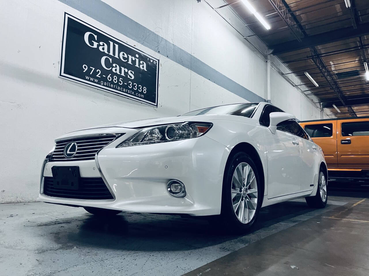 Used 2015 Lexus ES 300h w/ Navigation System Package FWD image 2