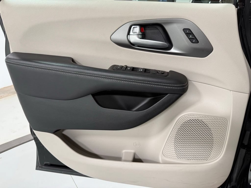 Used 2024 Chrysler Pacifica Touring-L FWD image 12