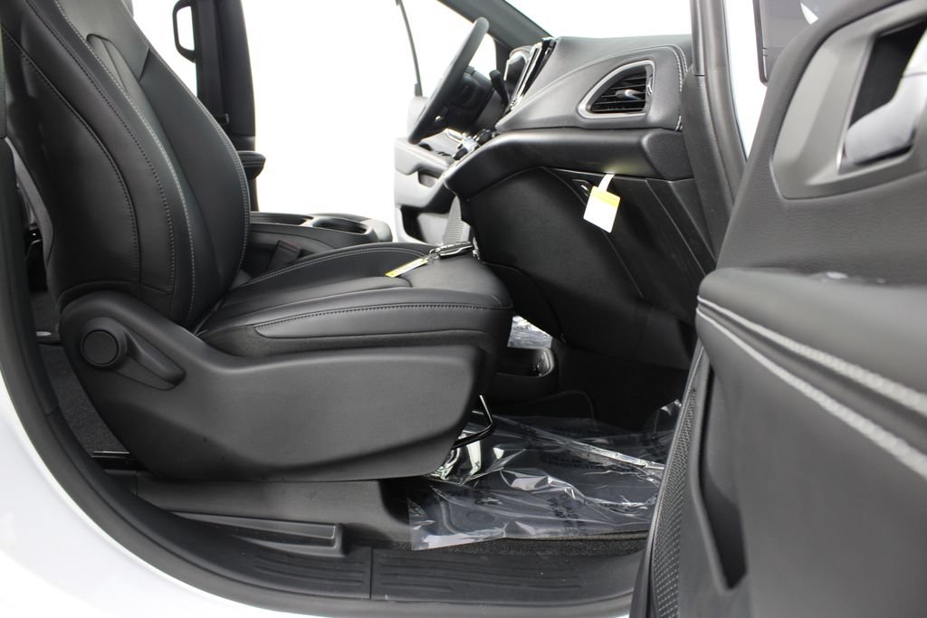 New 2027 Chrysler Pacifica Select FWD image 22
