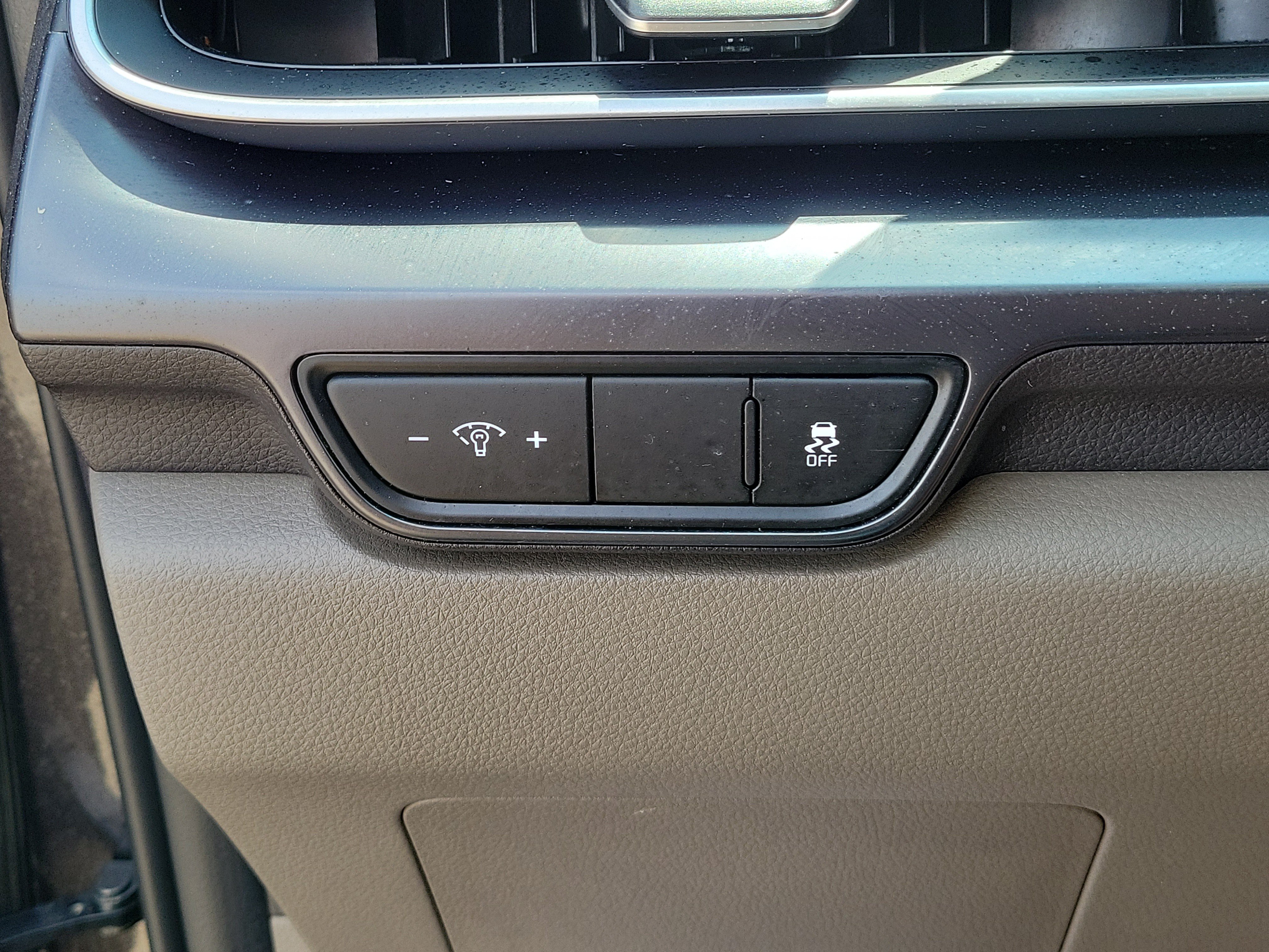 Used 2025 Kia Carnival FWD image 19
