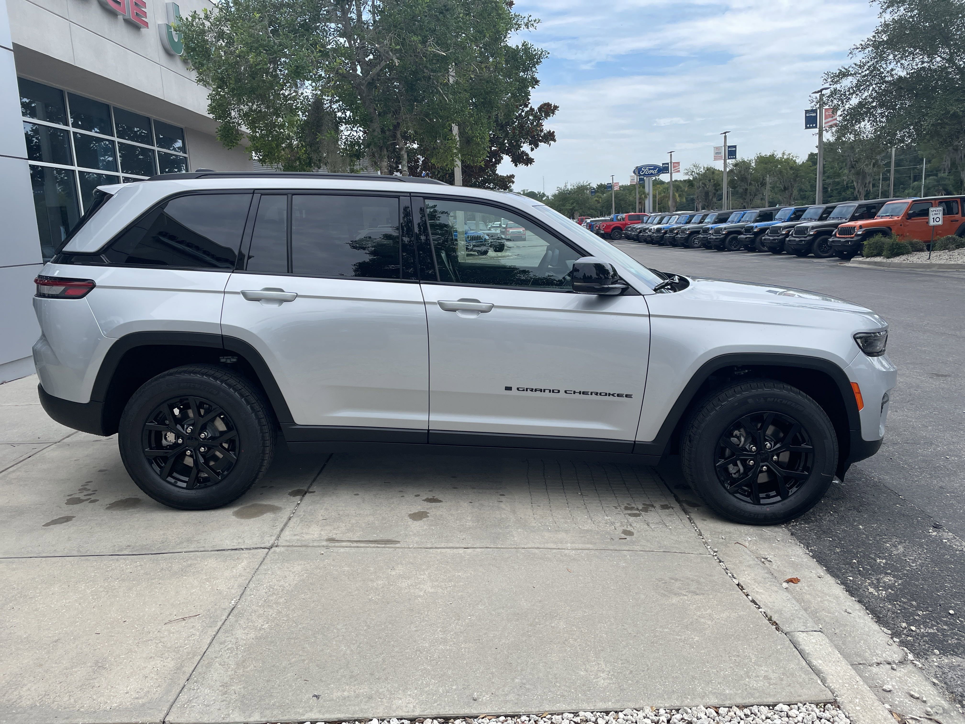 New 2025 Jeep Grand Cherokee Altitude image 8