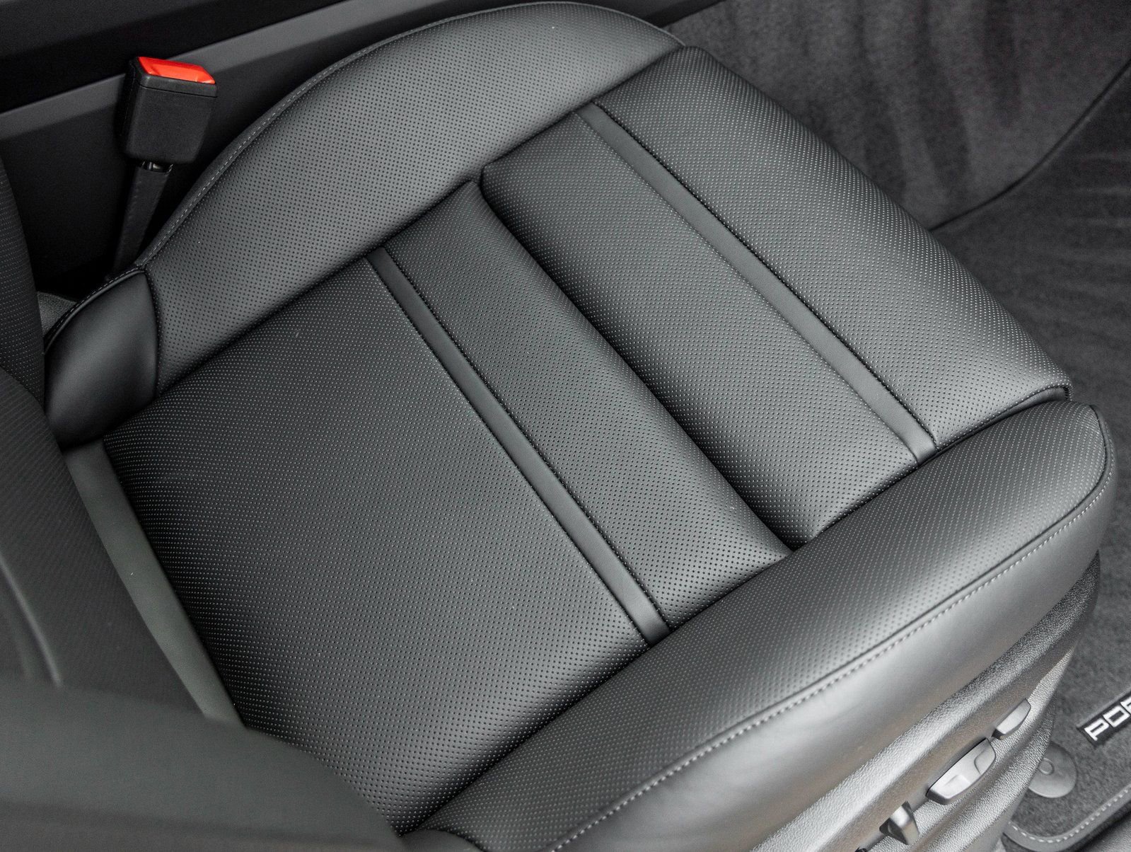 Used 2026 Porsche Cayenne Coupe image 41