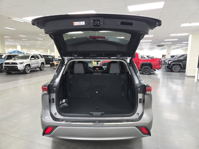 New 2026 Toyota Highlander Platinum AWD/4WD image 15
