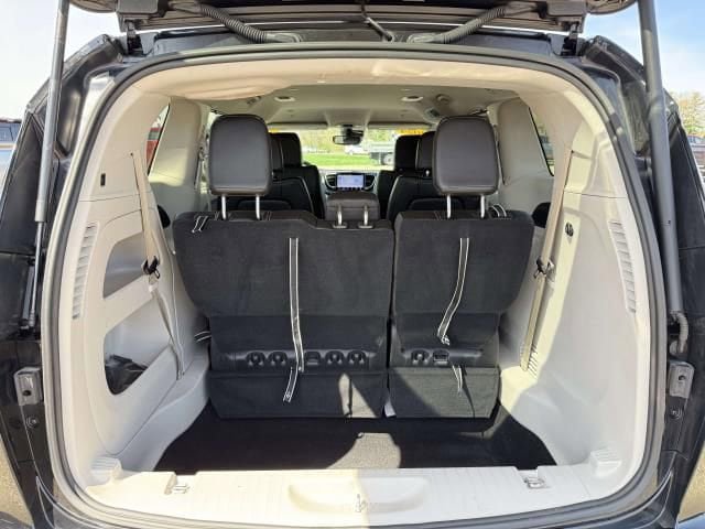 Used 2024 Chrysler Pacifica Touring-L FWD image 8