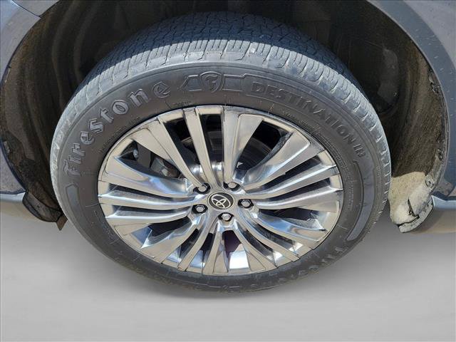 Used 2023 Toyota Venza XLE AWD/4WD image 9