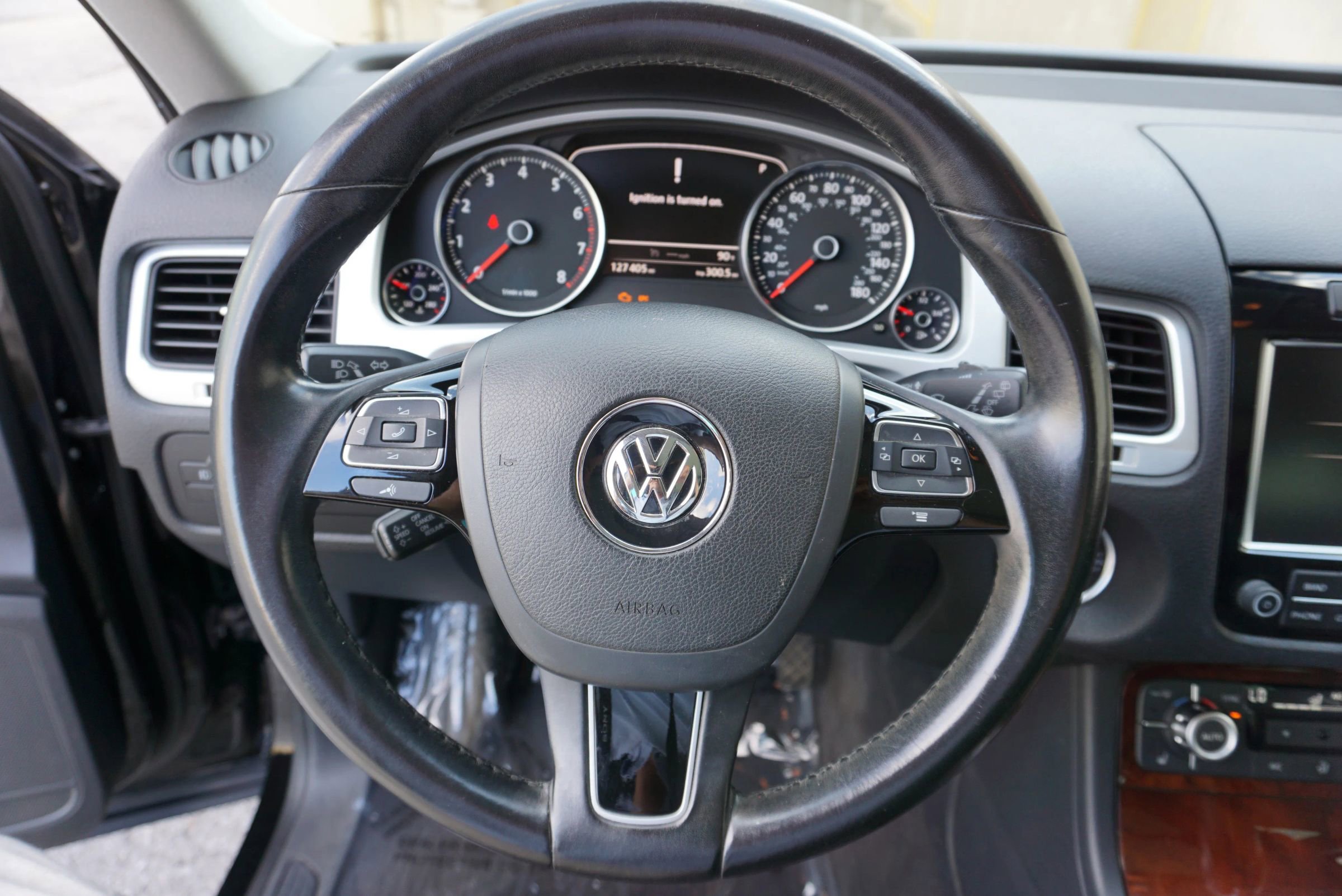 Used 2014 Volkswagen Touareg Sport image 22