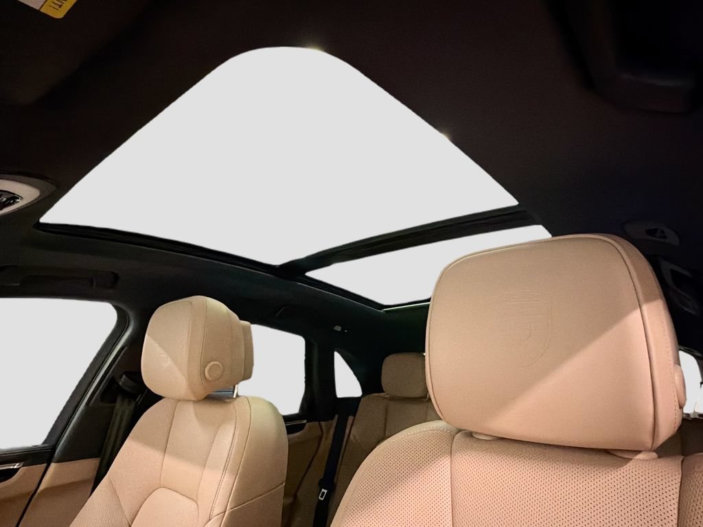 Certified 2025 Porsche Macan AWD/4WD image 22