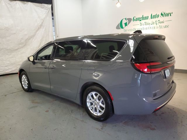 Used 2023 Chrysler Pacifica Touring-L FWD image 4