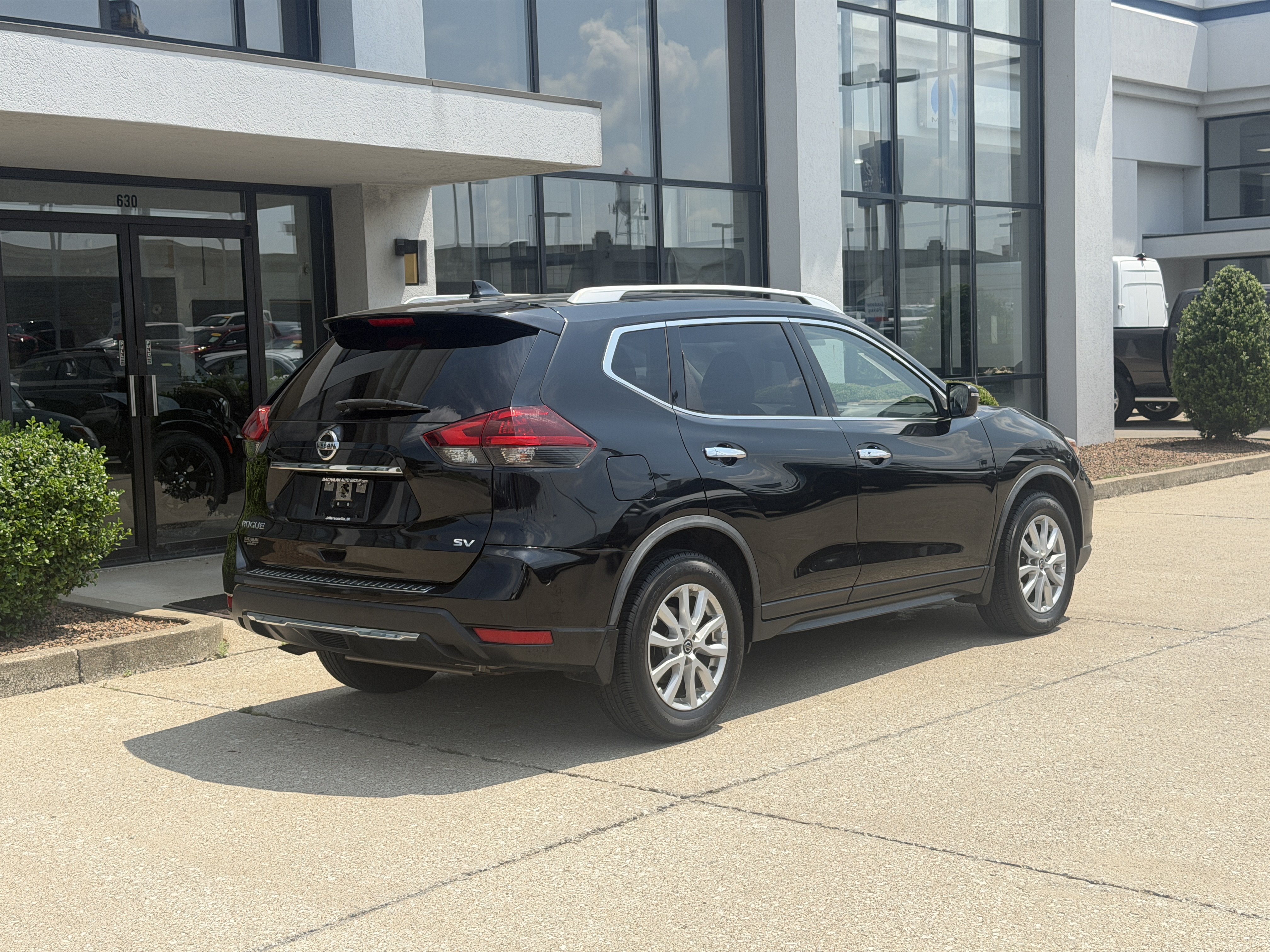 Used 2018 Nissan Rogue SV FWD image 4