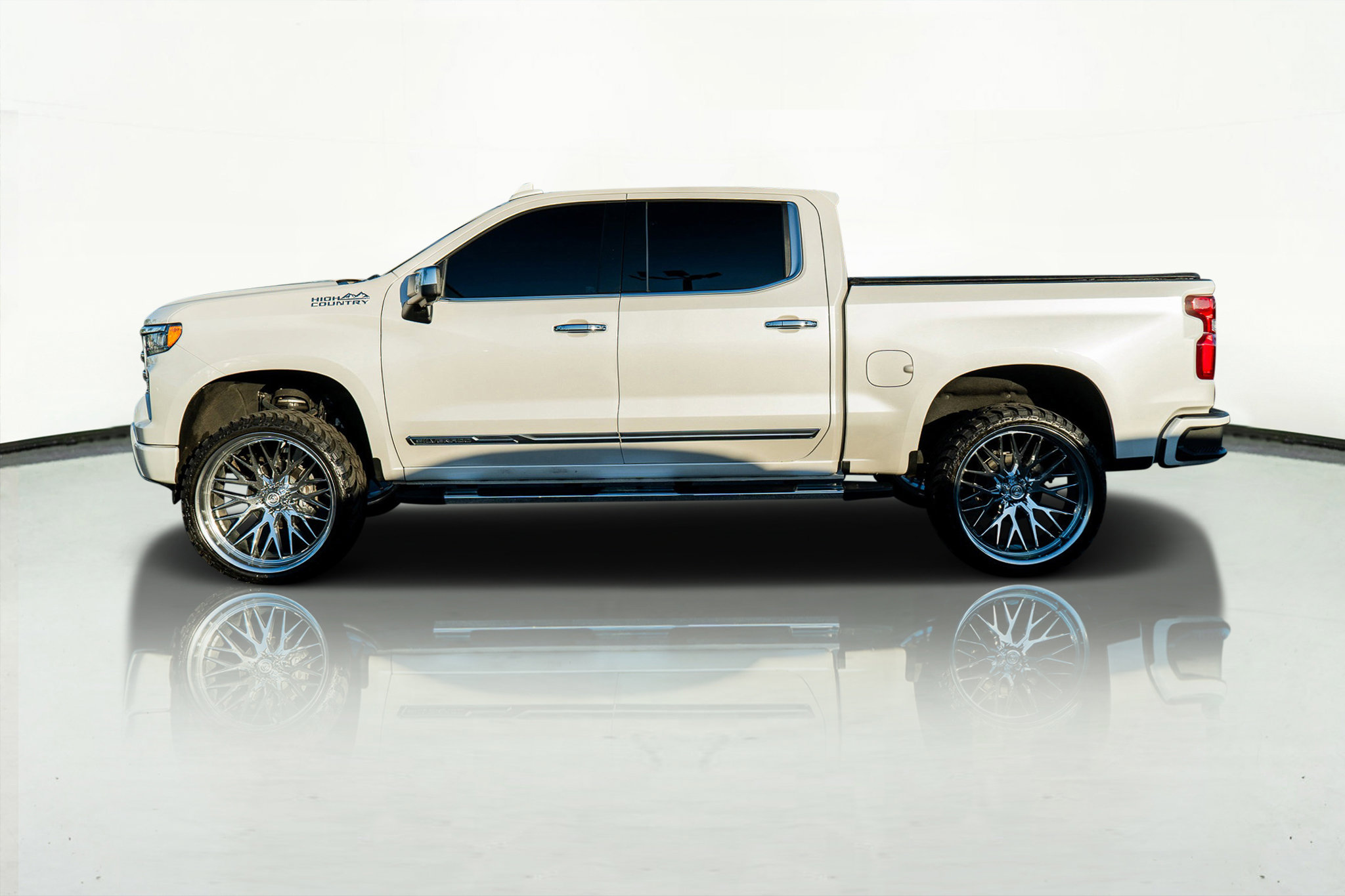 Used 2023 Chevrolet Silverado 1500 High Country w/ Technology Package image 13