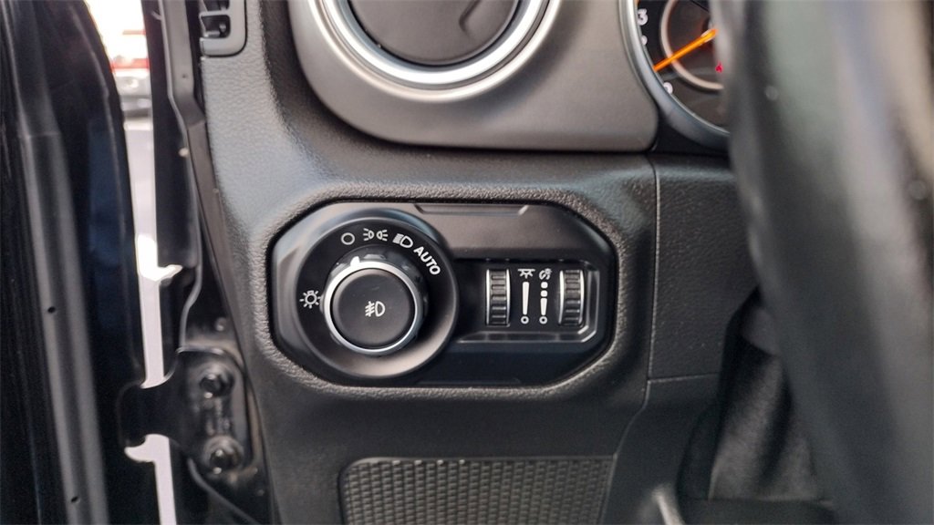 Used 2020 Jeep Wrangler Unlimited Sahara image 17