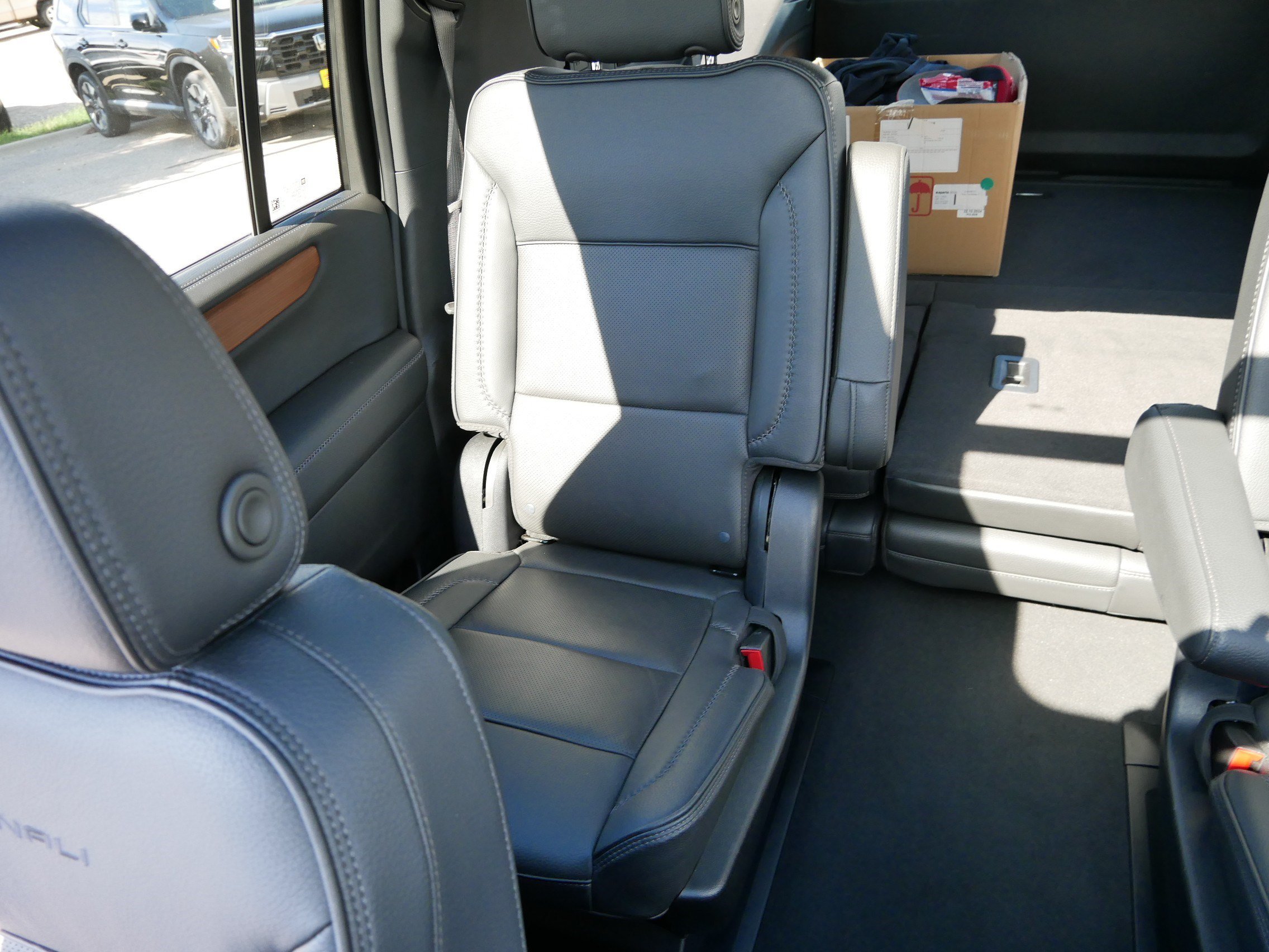 Used 2025 GMC Yukon XL Denali w/ Sun & Power Step Package AWD/4WD image 12