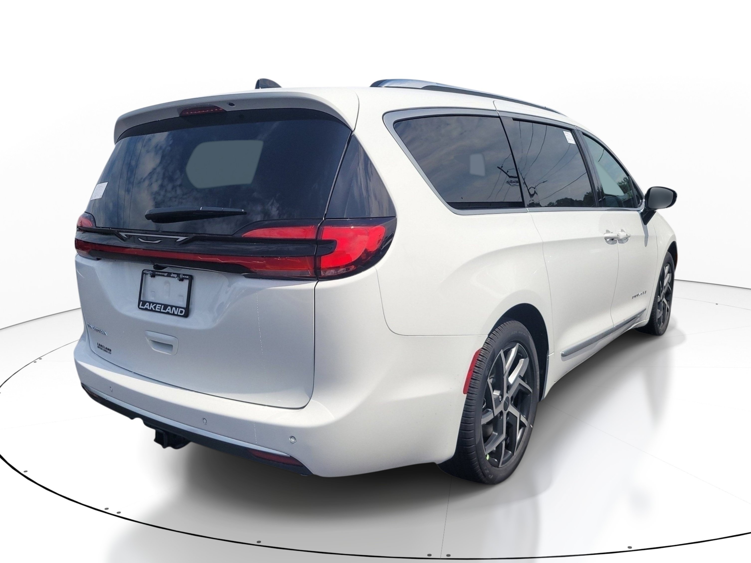 New 2027 Chrysler Pacifica Pinnacle w/ Theater Group FWD image 6