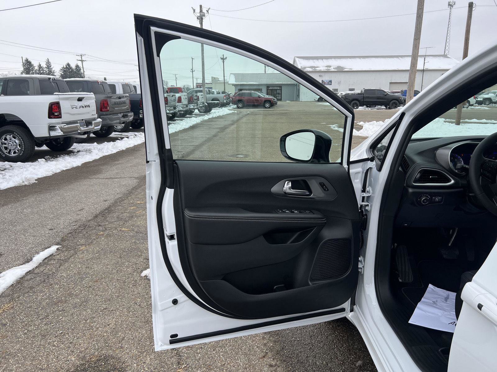 New 2026 Chrysler Pacifica Select w/ S Appearance Package image 11