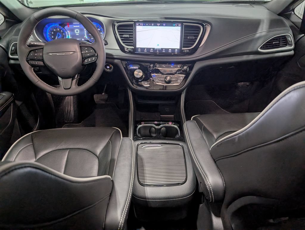 Used 2027 Chrysler Pacifica Limited FWD image 13