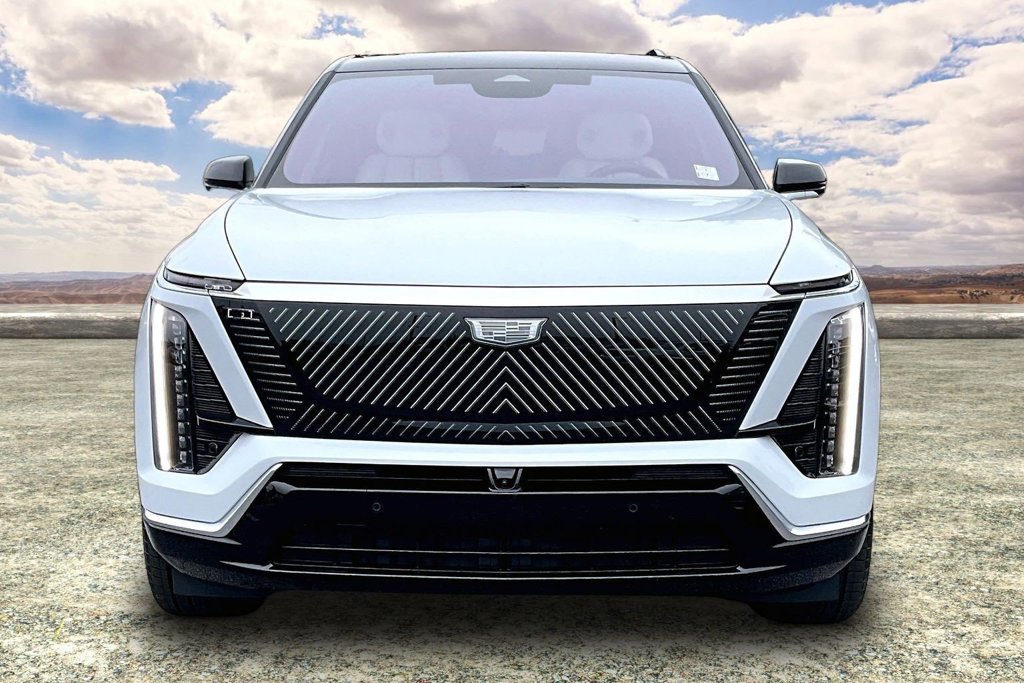 Used 2027 Cadillac Vistiq Luxury w/ LPO, Floor Liner Package AWD/4WD image 2