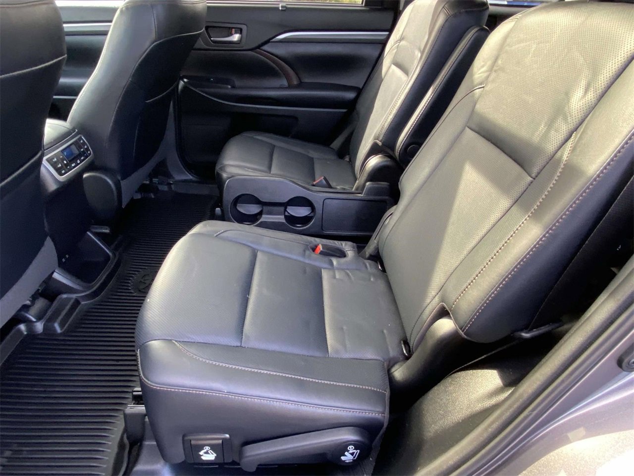 Used 2019 Toyota Highlander AWD V6 image 11