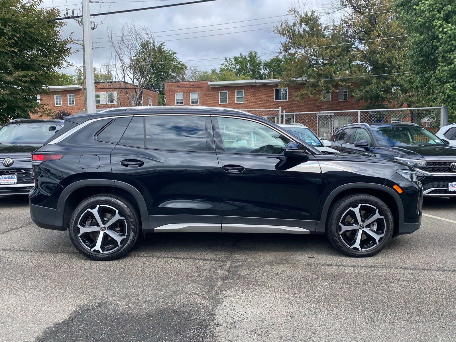 Certified 2026 Volkswagen Tiguan SE AWD/4WD image 2