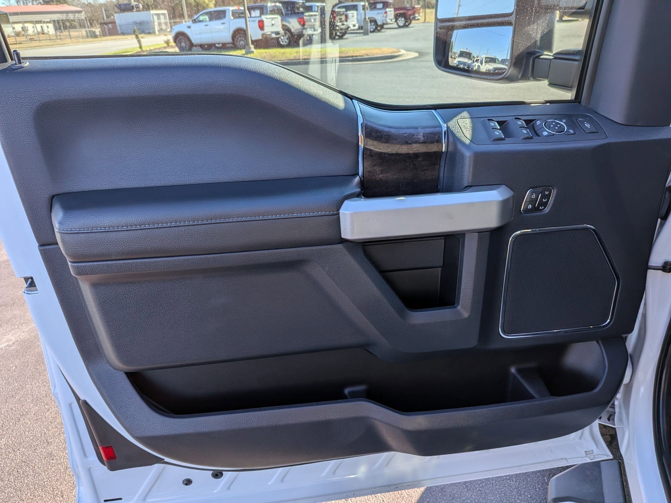 Used 2022 Ford F350 Lariat w/ Chrome Package image 11