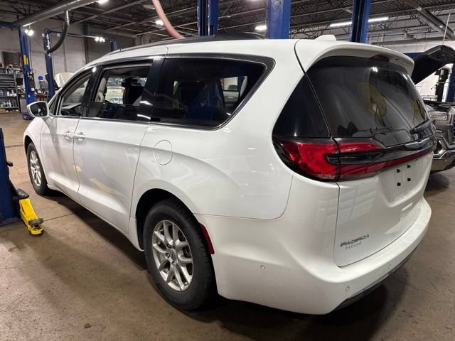 Used 2022 Chrysler Pacifica Touring-L w/ Uconnect Theater Family Group FWD image 3