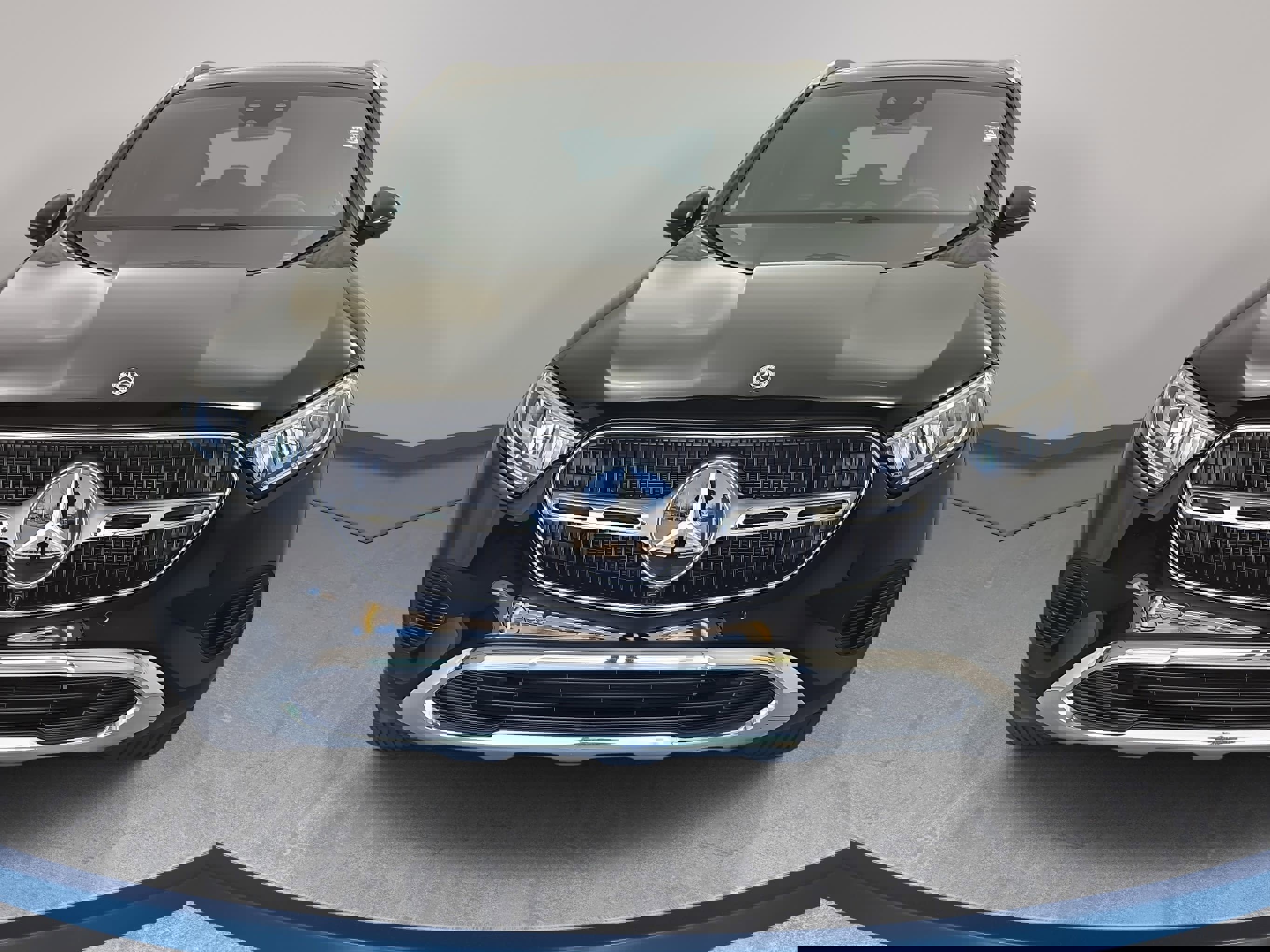 Used 2025 Mercedes-Benz GLC 300 4MATIC image 2