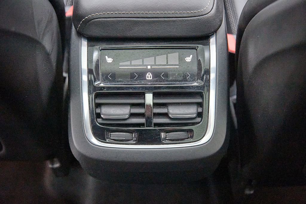 Certified 2024 Volvo XC60 B5 Ultimate w/ Protection Package Premier image 25