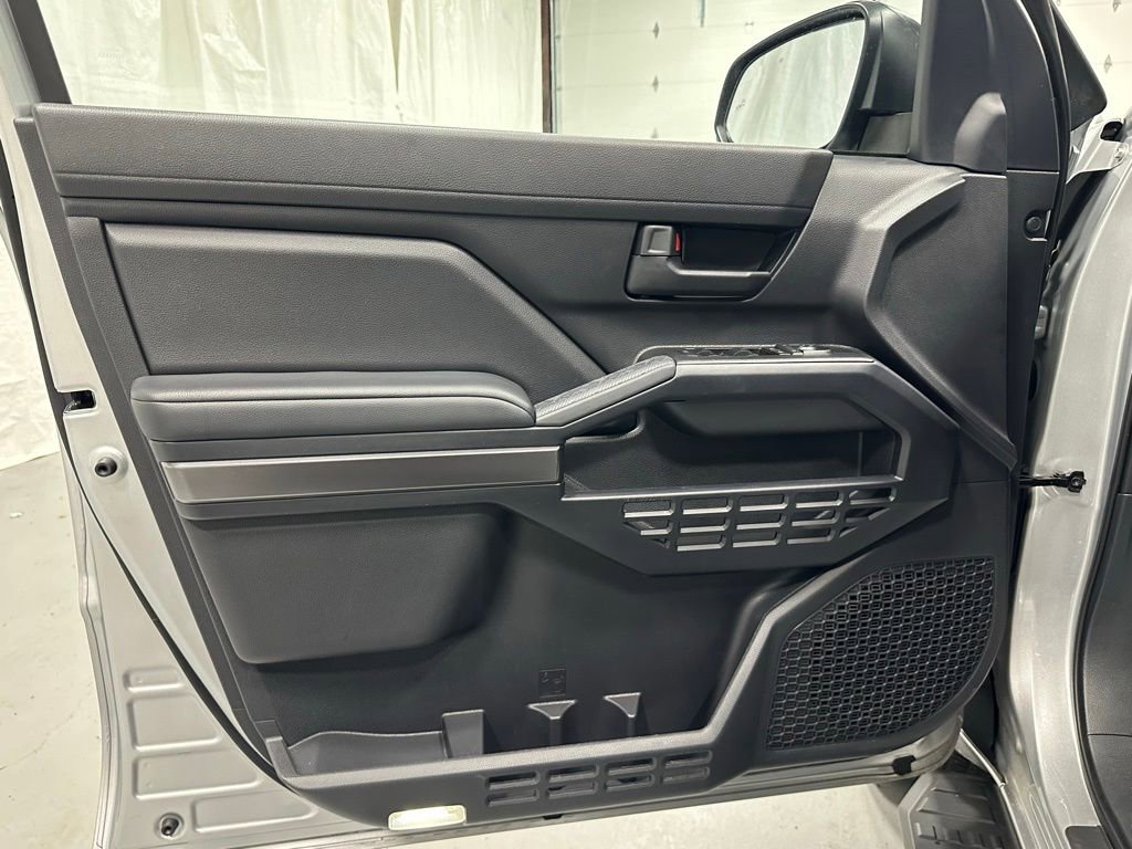 Used 2025 Toyota 4Runner SR5 AWD/4WD image 8