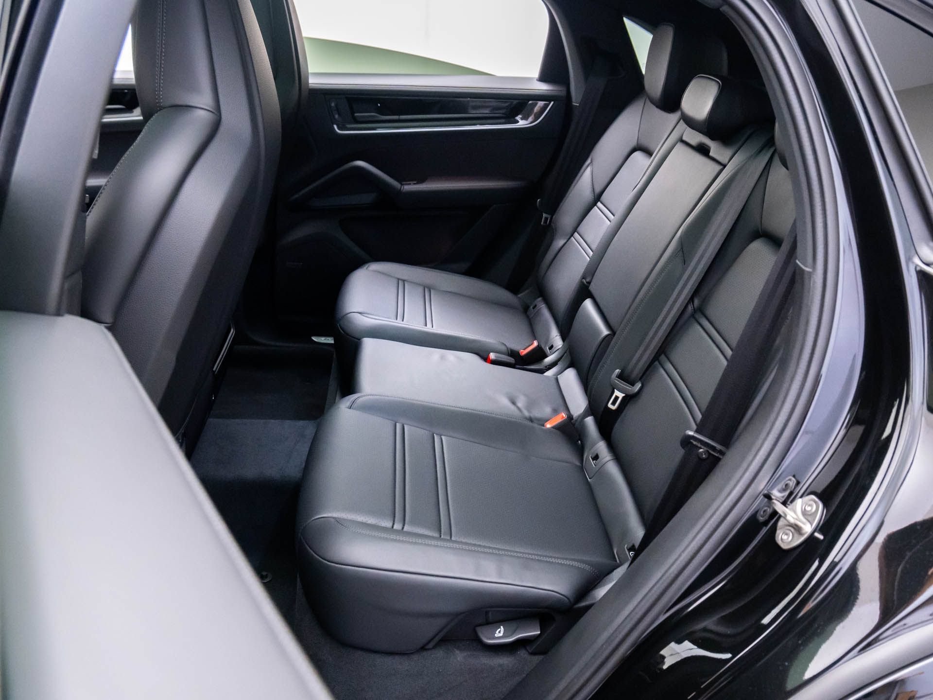 Certified 2025 Porsche Cayenne E-Hybrid Coupe AWD/4WD image 15