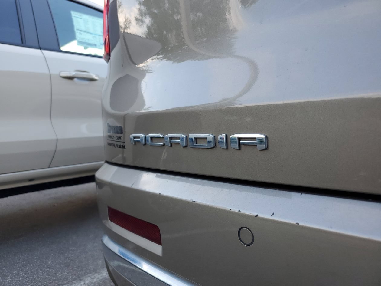 Used 2023 GMC Acadia Denali w/ Denali Technology Package FWD image 7